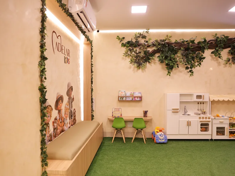 Brinquedoteca da Adelar Kids com cozinha e mercadinho de brinquedo, mesinha com cadeiras e livros infantis